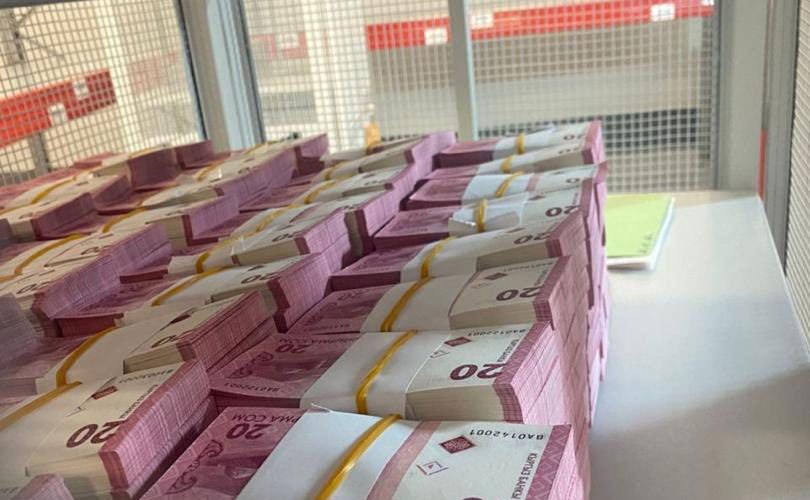 qirgiziston-ilk-bor-oz-milliy-valyutasini-mustaqil-chop-etishni-boshladi