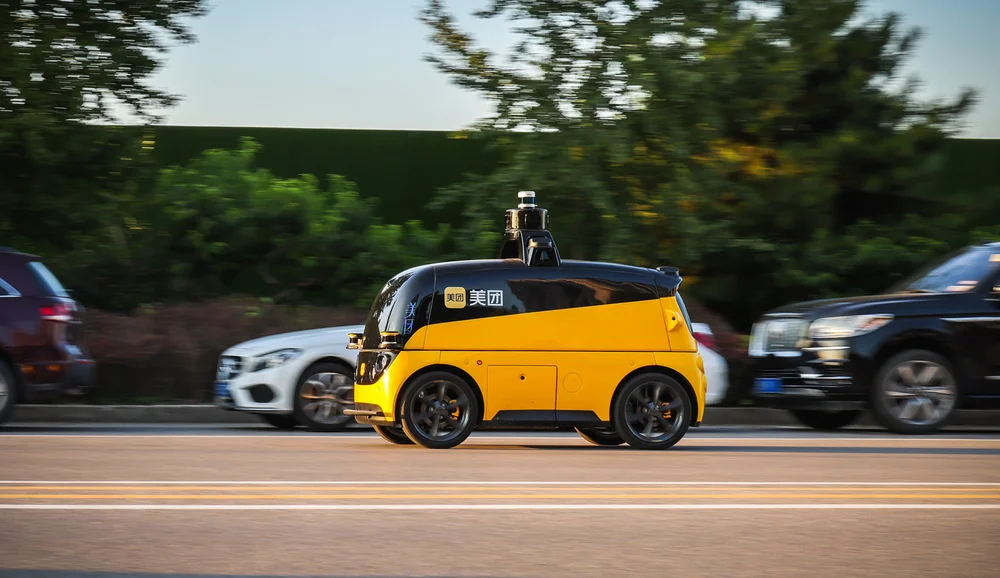 Филадельфия аҳолиси етказиб берувчи роботларни ура бошлади