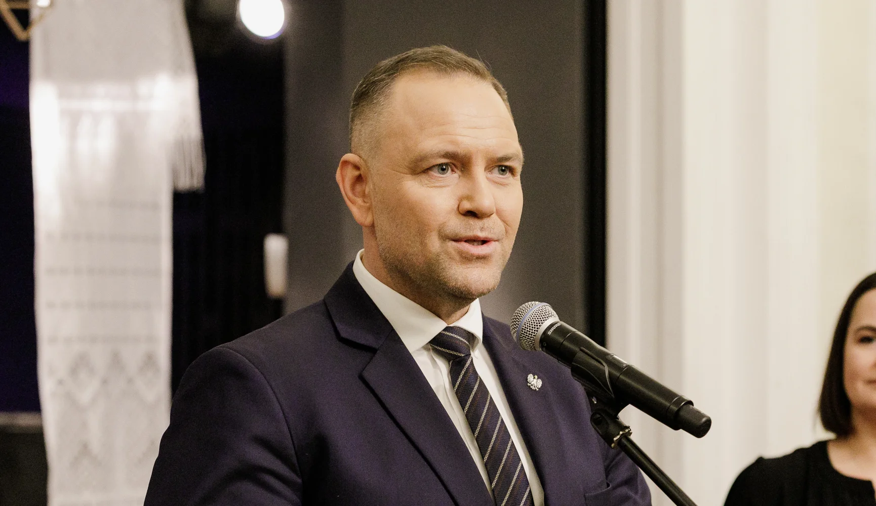 pol-sha-prezidentligiga-nomzod-zhonli-efirda-nikotinli-yostiqchasini-tushirib-yubordi