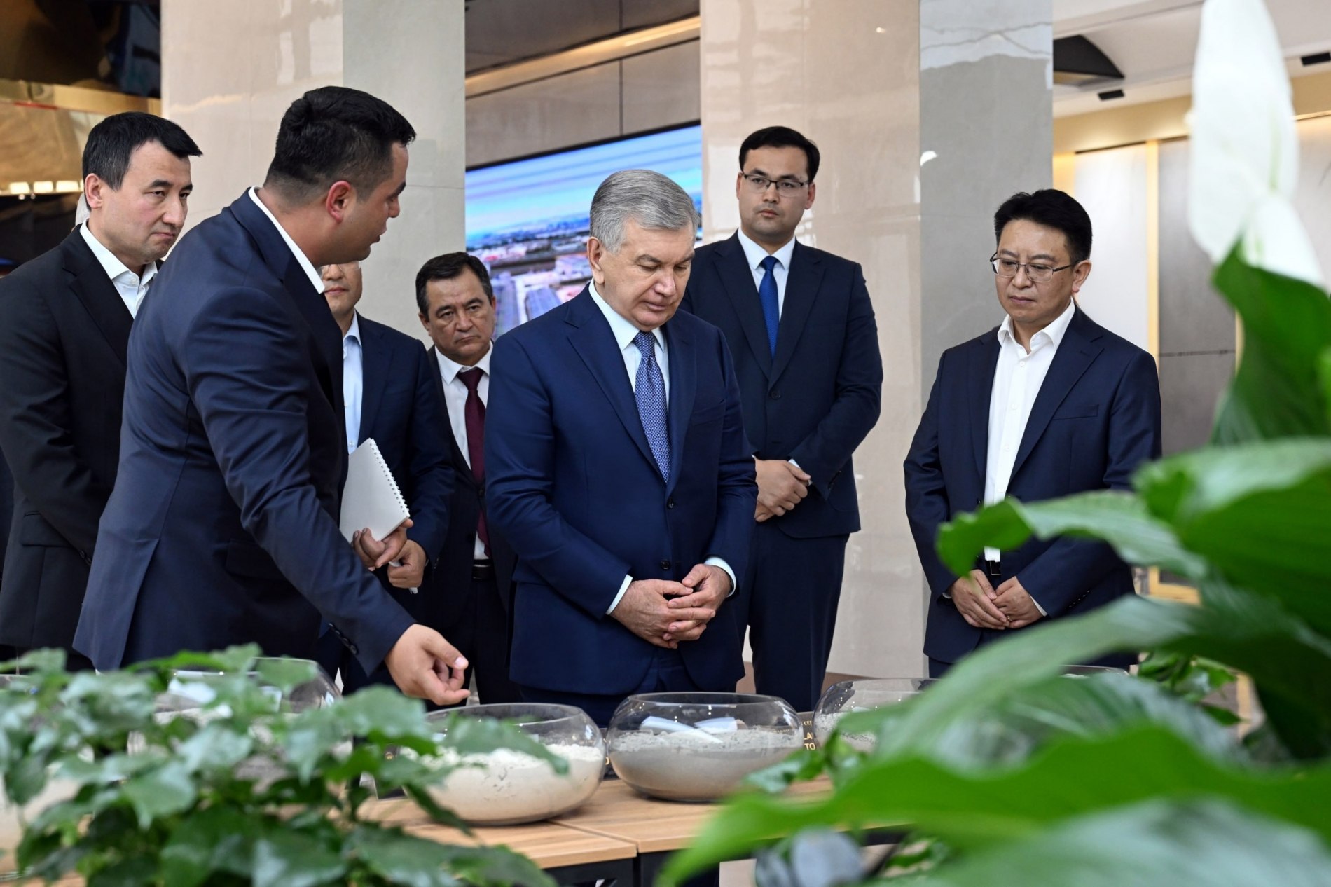 prezident-quvasoyda-keramogranit-plitalar-ishlab-chiqarish-zharayoni-bilan-tanishdi