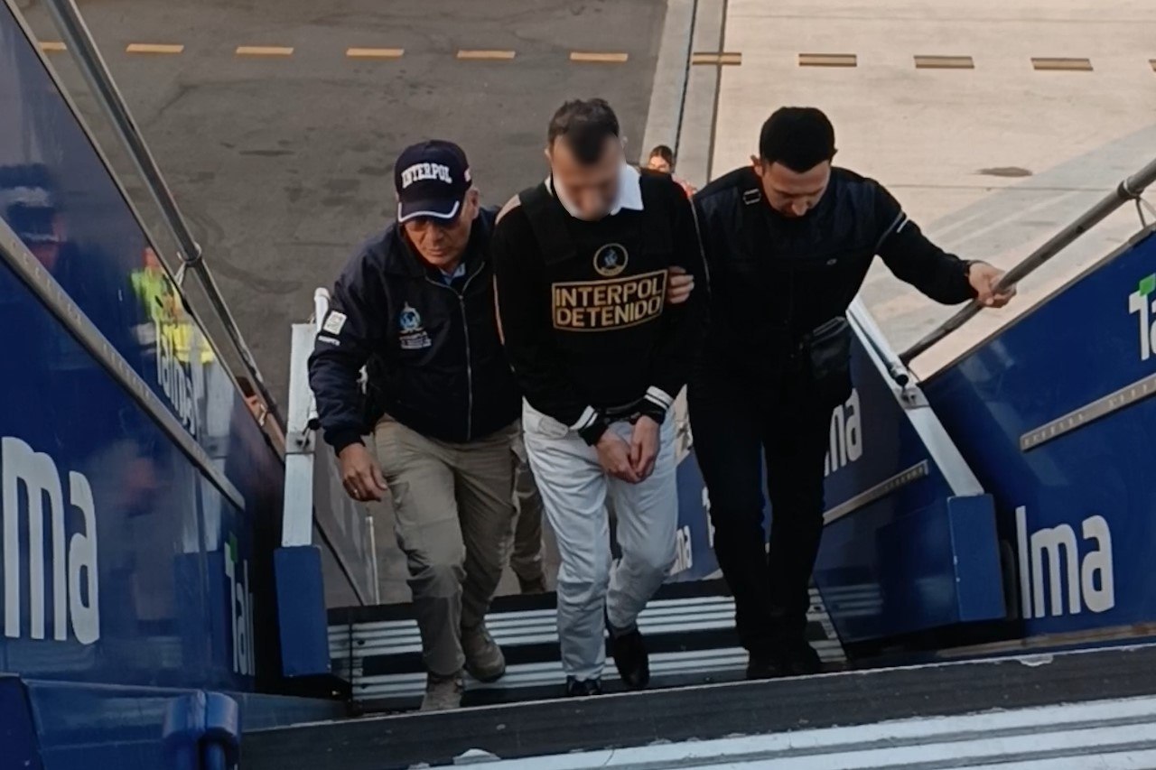 ota-yirik-miqdordagi-firibgarlikda-gumonlangan-shahs-perudan-ozbekistonga-keltirildi