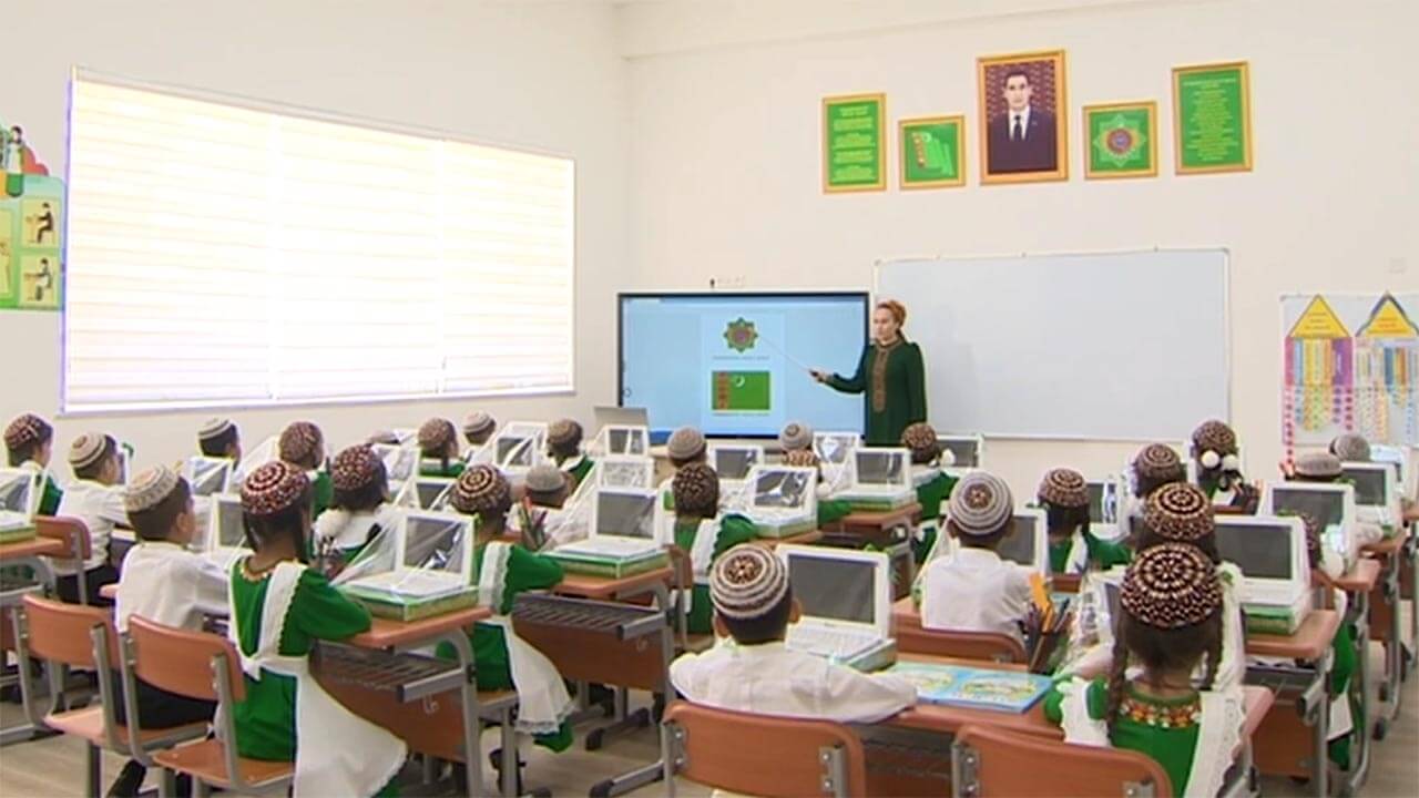 turkmanistonda-oqituvchilar-ishga-kirish-va-dars-soatlari-uchun-pul-tolayotgani-aytilmoqda