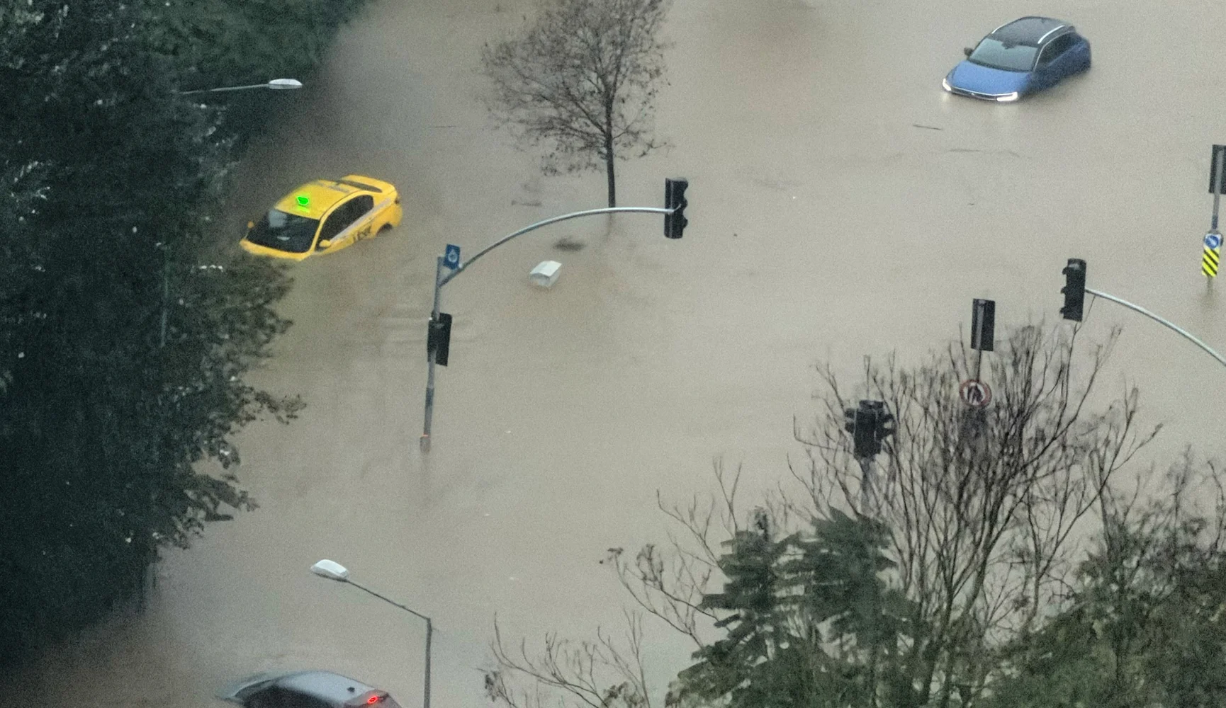 istanbulda-84-yilda-kuzatilmagan-suv-toshqini-1500-ta-uyni-suv-bosdi-halok-bolganlar-bor