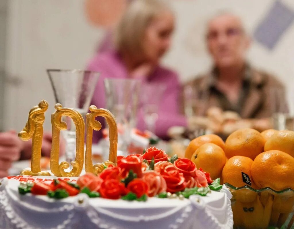 Фото 100 лет. Столетний юбилей. 100 Летний юбилей. Юбилей СТО лет. 100 Лет со дня рождения.