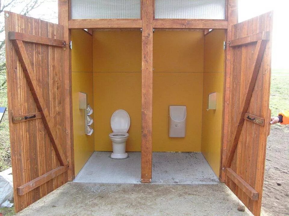 Цена готового туалета. Дачный уличный туалет. Уличный туалет с душем для дачи. Дачный туалет с душем.